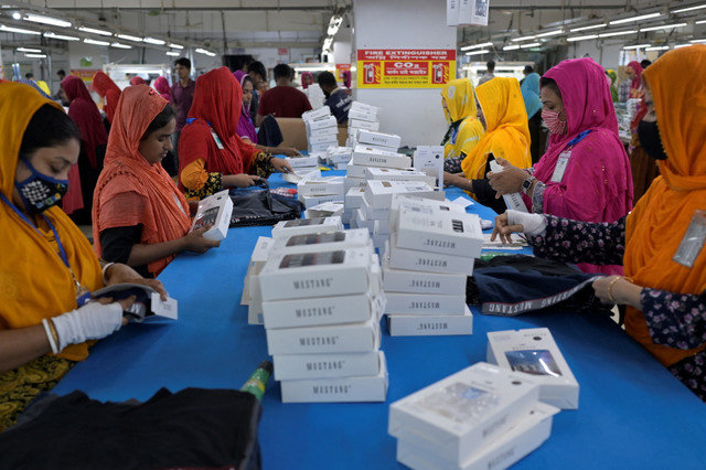 Trabalhadores embalam roupas íntimas na seção de embalagem de uma fábrica de vestuário em Ashulia, nos arredores de Dhaka, Bangladesh, em 19 de abril de 2025. REUTERS/Fatima Tuj Johora