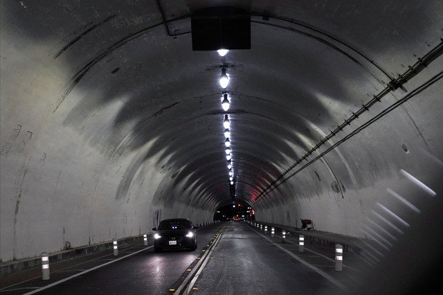 صورة من الأرشيف: سائق لشركة ليفت (Lyft) يمر عبر نفق شارع سيكوند ستريت في وسط مدينة لوس أنجلوس، كاليفورنيا، الولايات المتحدة، في 29 يناير 2022. REUTERS/Bing Guan/File Photo