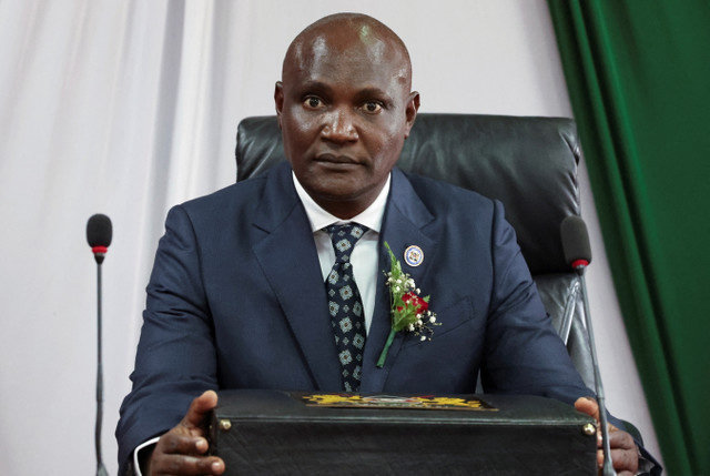 O ministro das Finanças do Quênia, John Mbadi, reage após chegar ao edifício do parlamento para apresentar o Orçamento do Governo em Nairóbi, Quênia, em 12 de junho de 2025. REUTERS/Monicah Mwangi/File Photo