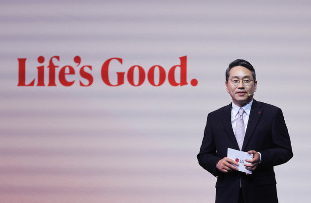 El director ejecutivo de LG Electronics, William Cho, habla durante la ceremonia de cotización de la oferta pública inicial (IPO) de LG Electronics India Limited en la Bolsa Nacional de Valores (NSE) en Bombay, India, el 14 de octubre de 2025. REUTERS/Francis Mascarenhas
