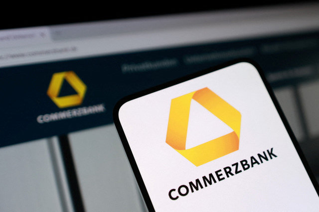 โลโก้ของ Commerzbank ปรากฏในภาพประกอบนี้ซึ่งถ่ายเมื่อวันที่ 3 ธันวาคม 2025 REUTERS/Dado Ruvic/Illustration