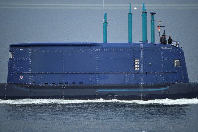 A submarine built by ThyssenKrupp Marine Systems (TKMS) moves through the Kiel Fjord toward the Baltic Sea off the coast of Kiel, Germany, on September 1, 2025. REUTERS/Annegret Hilse