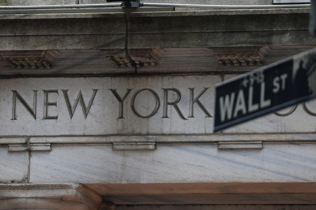 ภาพทางเข้าตลาดหลักทรัพย์นิวยอร์ก (NYSE) บนถนนวอลล์สตรีท ในนครนิวยอร์ก สหรัฐอเมริกา เมื่อวันที่ 7 เมษายน 2025 REUTERS/Kylie Cooper