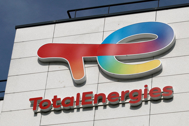 ภาพแฟ้ม: โลโก้ของ TotalEnergies บริษัทน้ำมันและก๊าซของฝรั่งเศส ปรากฏบนอาคารในเมืองรุแอย์-มาลแมซง ใกล้กรุงปารีส ประเทศฝรั่งเศส เมื่อวันที่ 14 เมษายน 2025 REUTERS/Stephanie Lecocq/File Photo