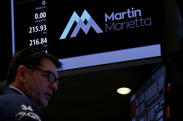 Một nhà giao dịch chuyên nghiệp làm việc tại quầy giao dịch của Martin Marietta Materials trên sàn Chứng khoán New York (NYSE) ở New York, Hoa Kỳ, ngày 6 tháng 3 năm 2017. REUTERS/Brendan McDermid