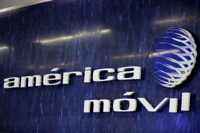 El logotipo de América Móvil se observa en la pared de una zona de recepción en las oficinas corporativas de la empresa en Ciudad de México, México, el 25 de enero de 2022. REUTERS/Gustavo Graf