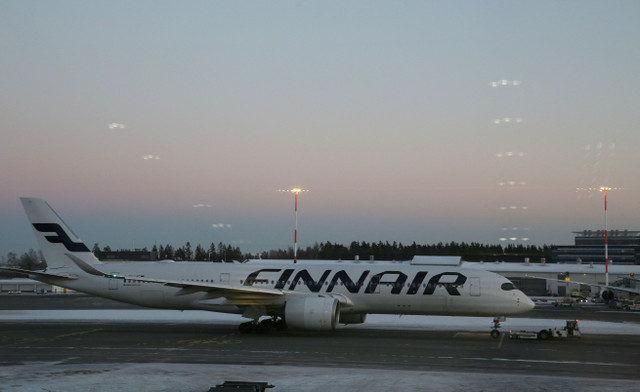 2024年2月9日、フィンランドのヴァンターにあるヘルシンキ・ヴァンター空港の駐機場でフィンエアーの機体が見られる。REUTERS/Tom Little