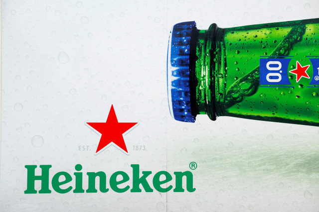 โลโก้ของเบียร์ Heineken ปรากฏบนรถบรรทุกส่งของในเมืองไนเมเคิน ประเทศเนเธอร์แลนด์ เมื่อวันที่ 21 มีนาคม 2023 REUTERS/Piroschka van de Wouw/File Photo