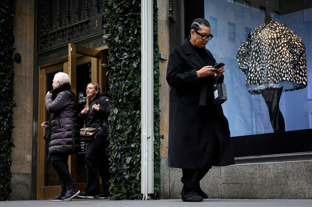 Khách hàng rời khỏi cửa hàng biểu tượng của Saks Fifth Avenue sau khi cửa hàng này nộp đơn xin bảo hộ phá sản tại thành phố New York, Hoa Kỳ, vào ngày 14 tháng 1 năm 2026. REUTERS/Brendan McDermid