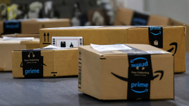 2024年12月2日、サイバーマンデー期間中の米国ニュージャージー州ロビンスビルにあるアマゾンのフルフィルメントセンターで、ベルトコンベアの上に箱が並んでいる。REUTERS/Eduardo Munoz