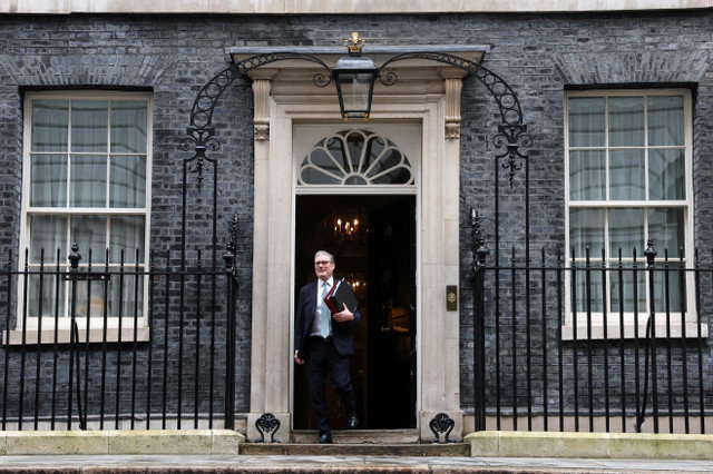 Thủ tướng Anh Keir Starmer rời số 10 phố Downing ở London, Anh, ngày 11 tháng 2 năm 2026. REUTERS/Toby Melville