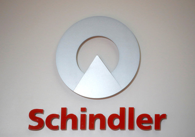 Logo của nhà sản xuất thang máy Thụy Sĩ Schindler được nhìn thấy trong cuộc họp báo thường niên tại Zurich, Thụy Sĩ vào ngày 14 tháng 2 năm 2020. REUTERS/Arnd Wiegmann