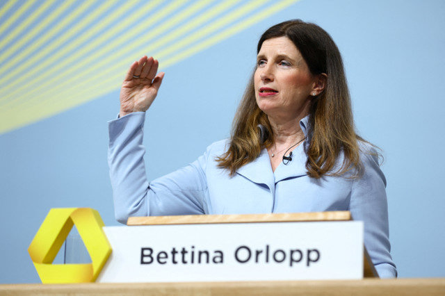 Bettina Orlopp ซีอีโอของธนาคาร Commerzbank ของเยอรมนี แถลงข่าวต่อสื่อมวลชนระหว่างการประชุมประจำปีที่เมืองแฟรงก์เฟิร์ต ประเทศเยอรมนี เมื่อวันที่ 11 กุมภาพันธ์ 2026 ในขณะที่ธนาคารกำลังพยายามป้องกันการเข้าซื้อกิจการโดย UniCredit ของอิตาลี REUTERS/Thilo Schmuelgen
