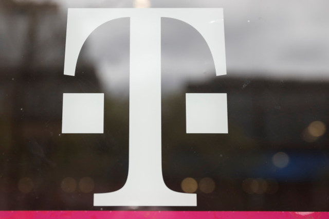 โลโก้ T-Mobile ปรากฏบนประตูหน้าร้านค้าในแมนแฮตตัน นิวยอร์ก สหรัฐอเมริกา เมื่อวันที่ 30 เมษายน 2018 REUTERS/Shannon Stapleton