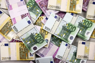 欧州と中国が自国通貨の国際制役割強化を加速させる中でドル安が進行し投資家の資金シフトが一段と鮮明になっています