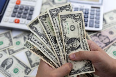 Lutnick defiende un dólar más débil para el comercio