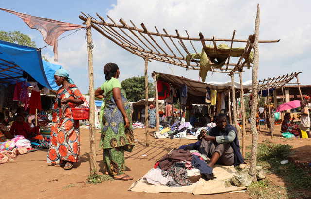 Mujeres congoleñas permanecen en el mercado abierto en el territorio de Fizi de la provincia de Kivu del Sur, en el este de la República Democrática del Congo, el 30 de enero de 2026. REUTERS/Gradel Muyisa Mumbere