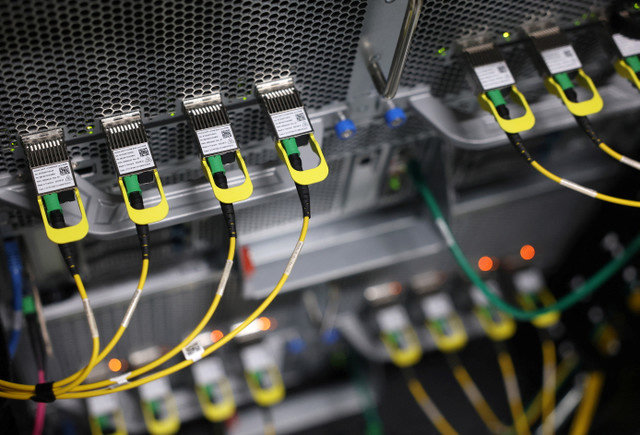Una vista muestra detalles de bastidores para servidores de datos, GPU y CPU dentro de un centro de datos de Nebius en Chertsey, Gran Bretaña, el 6 de noviembre de 2025. REUTERS/Toby Melville