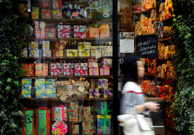 Uma mulher caminha do lado de fora de uma loja em um distrito comercial em Tóquio, Japão, em 29 de setembro de 2016. REUTERS/Toru Hanai