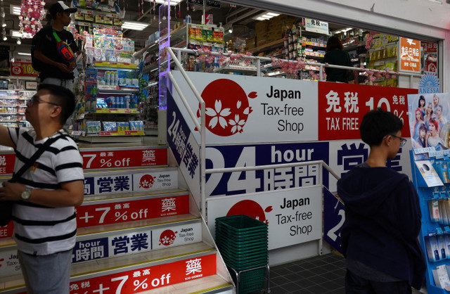 Pessoas fazem compras em uma farmácia isenta de impostos no distrito comercial de Ameyoko, em Tóquio, Japão, em 15 de maio de 2025. REUTERS/Issei Kato