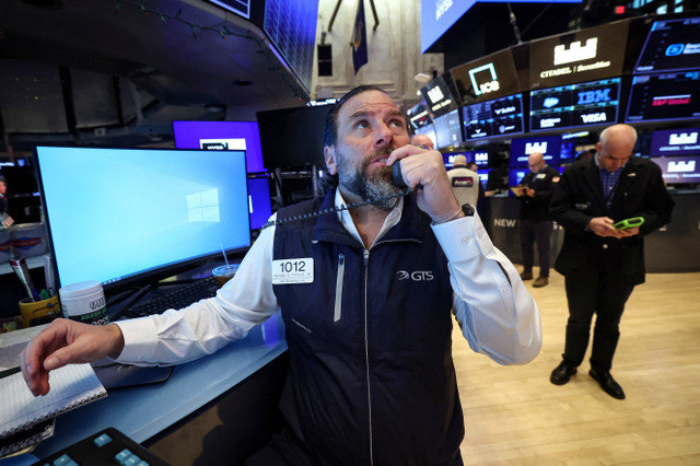 Los operadores trabajan en el piso de la Bolsa de Valores de Nueva York (NYSE) en la ciudad de Nueva York, EE. UU., el 11 de febrero de 2026. REUTERS/Brendan McDermid