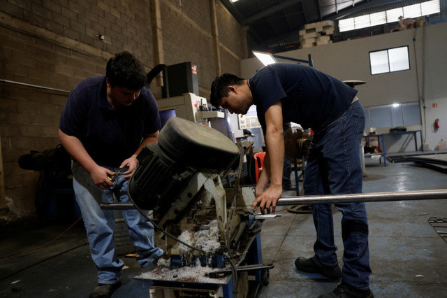 Trabajadores cortan una barra de acero en una fábrica de piezas metalmecánicas en Apodaca, México, el 11 de marzo de 2025. REUTERS/Daniel Becerril/File Photo