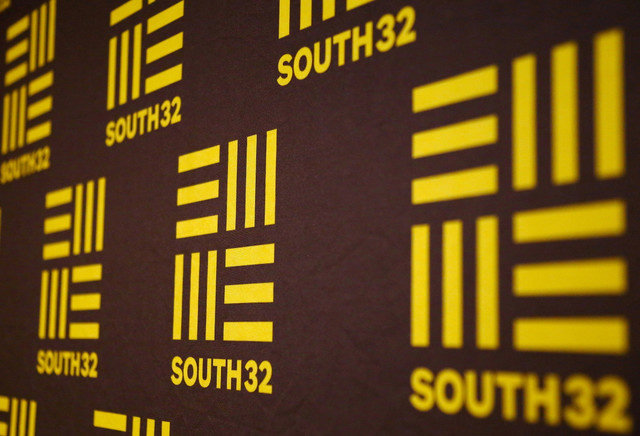 ภาพแฟ้ม: โลโก้ของ South32 บริษัทเหมืองแร่ของออสเตรเลีย ปรากฏที่สถานที่จัดงานแถลงข่าวในเมืองเพิร์ท รัฐเวสเทิร์นออสเตรเลีย เมื่อวันที่ 18 พฤศจิกายน 2015 REUTERS/David Gray/File Photo/File Photo