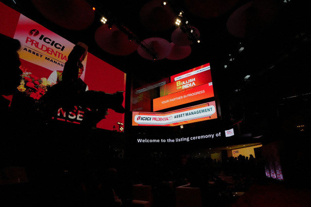 ภาพแฟ้ม: ช่างภาพทำงานระหว่างพิธีจดทะเบียนเข้าตลาดหลักทรัพย์ของ ICICI Prudential AMC ณ สำนักงานใหญ่ตลาดหลักทรัพย์แห่งชาติ (NSE) ในเมืองมุมไบ ประเทศอินเดีย เมื่อวันที่ 19 ธันวาคม 2025 REUTERS/Hemanshi Kamani/File Photo