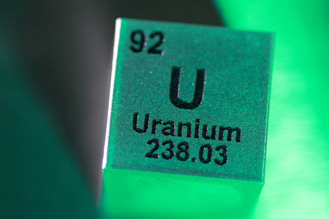 FOTO DE ARQUIVO: Uma ilustração mostra um bloco com o símbolo, número atômico e número de massa do elemento Urânio (U), tirada em 21 de janeiro de 2026. REUTERS/Dado Ruvic/Illustration/File Photo