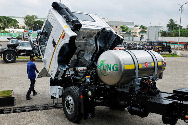 ชายคนหนึ่งเปิดฝากระโปรงรถบรรทุกก๊าซธรรมชาติเหลว (LNG) รุ่น Blue Energy 5528 เพื่อตรวจสอบเครื่องยนต์ที่โรงงานผลิตในเมืองปูเน่ ประเทศอินเดีย เมื่อวันที่ 11 ตุลาคม 2024 REUTERS/Francis Mascarenhas/File Photo