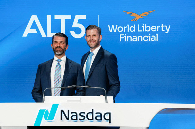 2025年8月13日、米ニューヨーク市のナスダック市場にて、ALT5による15億ドルの募集完了と$WLFI財務戦略の採用を祝う取引開始のベルを鳴らす前に見守るドナルド・トランプ・ジュニア氏とエリック・トランプ氏。REUTERS/Eduardo Munoz/File Photo