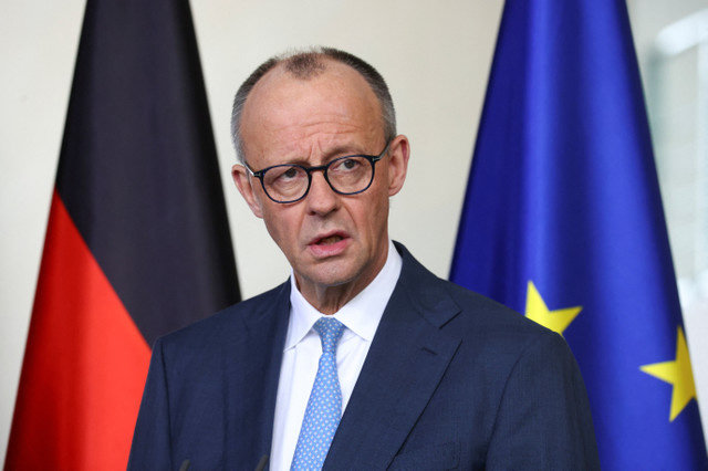 O chanceler alemão Friedrich Merz discursa após receber o relatório de Pesquisa e Inovação de 2026 da Comissão de Especialistas em Pesquisa e Inovação (EFI), em Berlim, Alemanha, em 11 de fevereiro de 2026. REUTERS/Christian Mang
