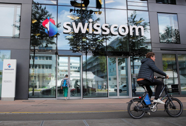 El logotipo del grupo suizo de telecomunicaciones Swisscom se ve en un edificio de oficinas en Zúrich, Suiza, el 26 de mayo de 2020. REUTERS/Arnd Wiegmann