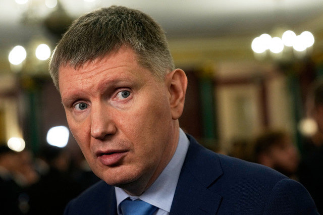 O ministro do Desenvolvimento Econômico da Rússia, Maxim Reshetnikov, fala com jornalistas enquanto aguarda uma reunião entre o presidente Vladimir Putin e o presidente do Cazaquistão, Kassym-Jomart Tokayev, em Moscou, Rússia, em 12 de novembro de 2025. Pavel Bednyakov/Pool via REUTERS/File Photo