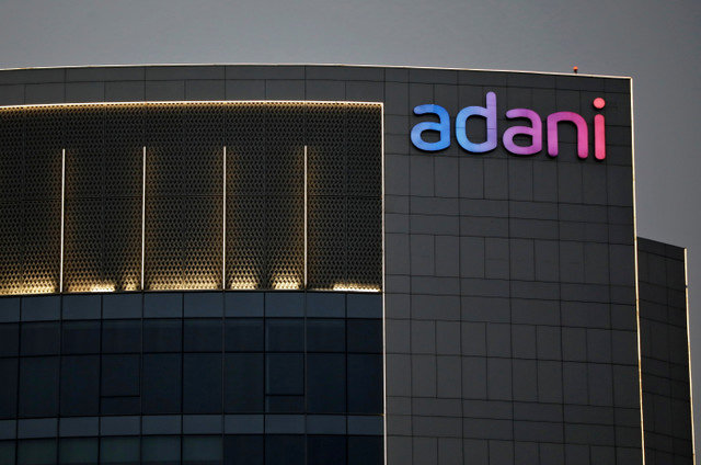 El logotipo de Adani Group se ve en la fachada de uno de sus edificios en las afueras de Ahmedabad, India, el 13 de abril de 2021. REUTERS/Amit Dave