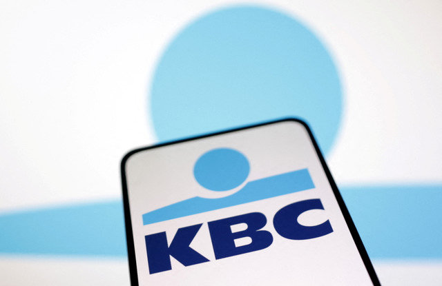 โลโก้ของ KBC Group ปรากฏในภาพประกอบนี้ซึ่งถ่ายเมื่อวันที่ 12 มีนาคม 2023 REUTERS/Dado Ruvic/Illustration