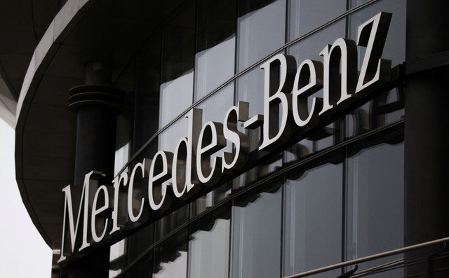 O logótipo da Mercedes-Benz é exibido na fachada de um concessionário Panavto em Moscovo, na Rússia, a 19 de dezembro de 2025. REUTERS/Ramil Sitdikov