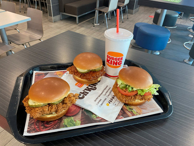 Os sanduíches de frango "Ch'King" do Burger King são vistos em exibição em Nova York, NY, EUA, em 19 de maio de 2021, com lançamento previsto para junho. REUTERS/Aleksandra Michalska/File Photo