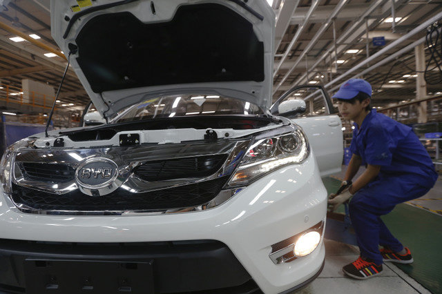 Một chiếc xe hơi đang được sản xuất tại dây chuyền lắp ráp của BYD ở Thâm Quyến, Trung Quốc, vào ngày 25 tháng 5 năm 2016. REUTERS/Bobby Yip