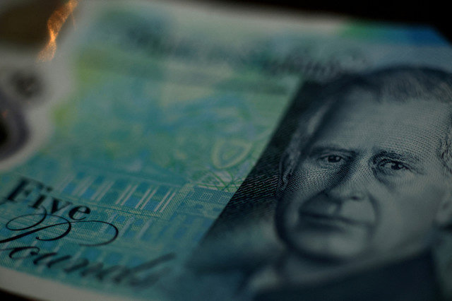 Um retrato do Rei Carlos da Grã-Bretanha é exibido numa nota de cinco libras esterlinas nesta ilustração tirada em Manchester, Grã-Bretanha, em 25 de novembro de 2025. REUTERS/Phil Noble/Illustration/File Photo