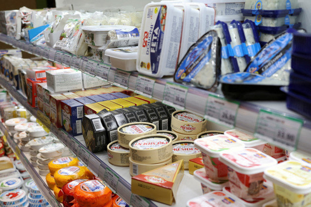 Productos de queso exhibidos en la sección de lácteos de un supermercado en Beijing, China, el 22 de agosto de 2024. REUTERS/Florence Lo