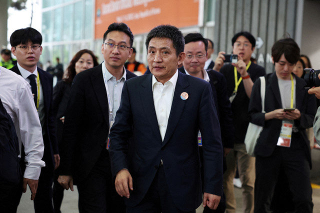 2025年5月16日,中国国际贸易谈判代表兼商务部副部长李成钢离开位于韩国济州岛西归浦的亚太经合组织(APEC)贸易部长会议会场。REUTERS/Kim Hong-Ji/File Photo