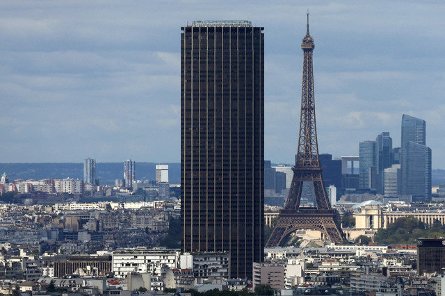 FOTO DE ARQUIVO: Uma vista geral mostra a Torre Montparnasse e a Torre Eiffel com o distrito financeiro e de negócios de La Défense ao fundo, em Paris, França, em 22 de agosto de 2025. REUTERS/Abdul Saboor/File Photo