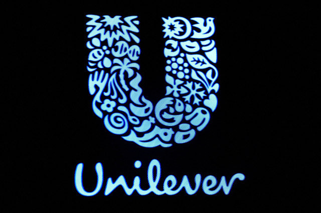 ẢNH TƯ LIỆU: Biểu trưng công ty Unilever được hiển thị trên màn hình tại sàn giao dịch của Sở Giao dịch Chứng khoán New York (NYSE) ở New York, Hoa Kỳ, ngày 17 tháng 2 năm 2017. REUTERS/Brendan McDermid/File Photo