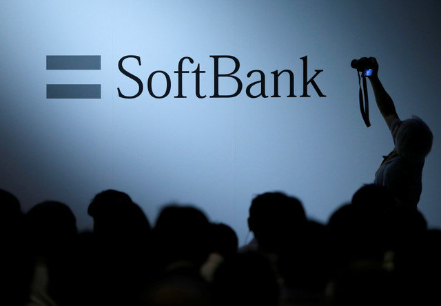 شعار شركة SoftBank Group Corp معروض في مؤتمر SoftBank World 2017 في طوكيو، اليابان، في 20 يوليو 2017. REUTERS/Issei Kato