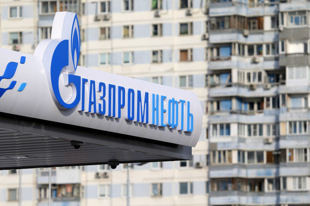 O logótipo da empresa petrolífera Gazprom Neft é visto num posto de abastecimento em Moscovo, na Rússia, em 11 de março de 2016. REUTERS/Maxim Shemetov/File Photo GLOBAL BUSINESS WEEK AHEAD PACKAGE - SEARCH 'BUSINESS WEEK AHEAD MAY 30' FOR ALL IMAGES