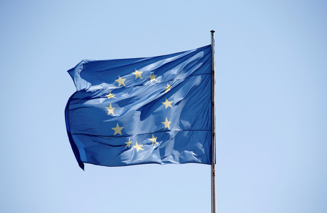 FOTO DE ARCHIVO: La bandera de la Unión Europea (UE) ondea en un día soleado y cielo azul en la Cancillería en Berlín, Alemania, el 29 de abril de 2016. REUTERS/Fabrizio Bensch/File Photo