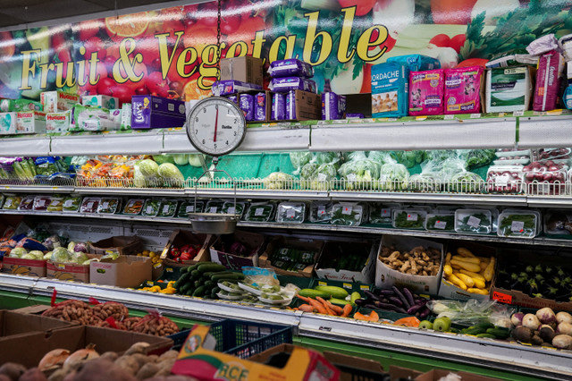 สินค้าเกษตรวางแสดงอยู่ที่ซูเปอร์มาร์เก็ต Best World ในย่าน Mount Pleasant ของกรุงวอชิงตัน ดี.ซี. สหรัฐอเมริกา เมื่อวันที่ 19 สิงหาคม 2022 REUTERS/Sarah Silbiger/File Photo