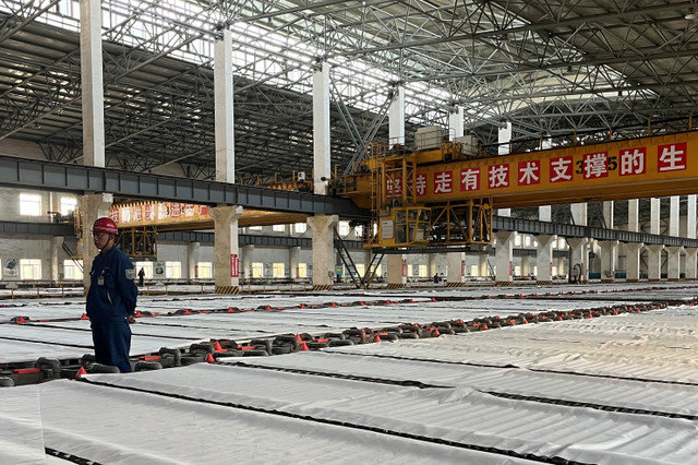 2023年4月26日,工人们在中国山东省烟台市的一家铜冶炼厂工作。REUTERS/Siyi Liu
