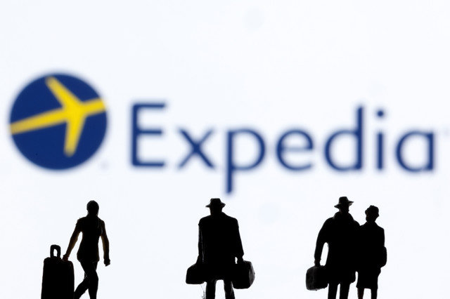 2022年2月27日拍摄的插图中,Expedia 标志前摆放着小雕像。REUTERS/Dado Ruvic/Illustration